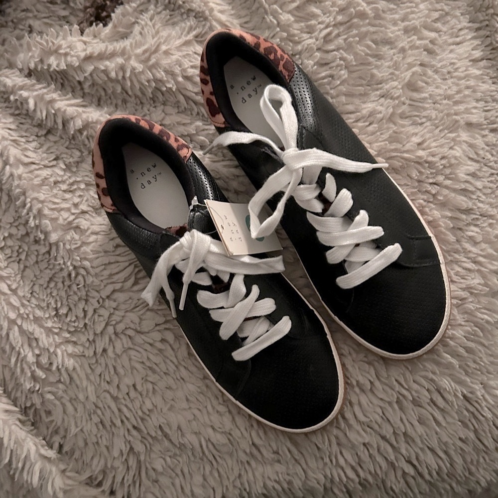 🌹NWT•Black Leopard Sneakers•Sz 8.5Trendy Black Sneakers with Leopard Accents🌹